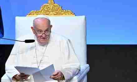 Papa Francesco di ritorno da Marsiglia: “I migranti vanno accolti, non possiamo rimandarli indietro come un ping-pong”