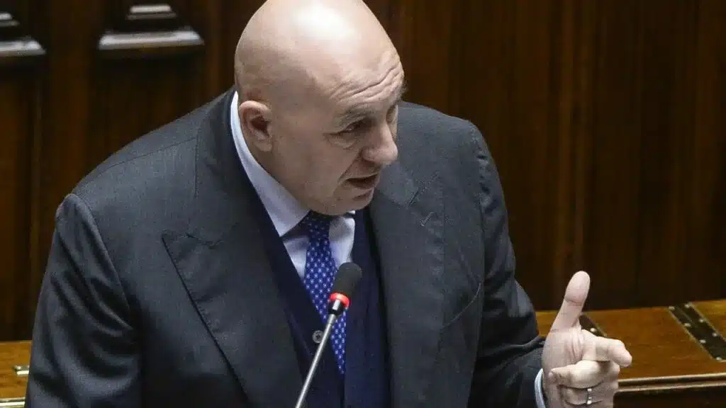 Crosetto al Corriere, Non c’è limite alla follia. Hiroshima e Nagasaki avrebbero dovuto insegnarci qualcosa, invece continuiamo ad avere armi nucleari e chi non le ha le cerca